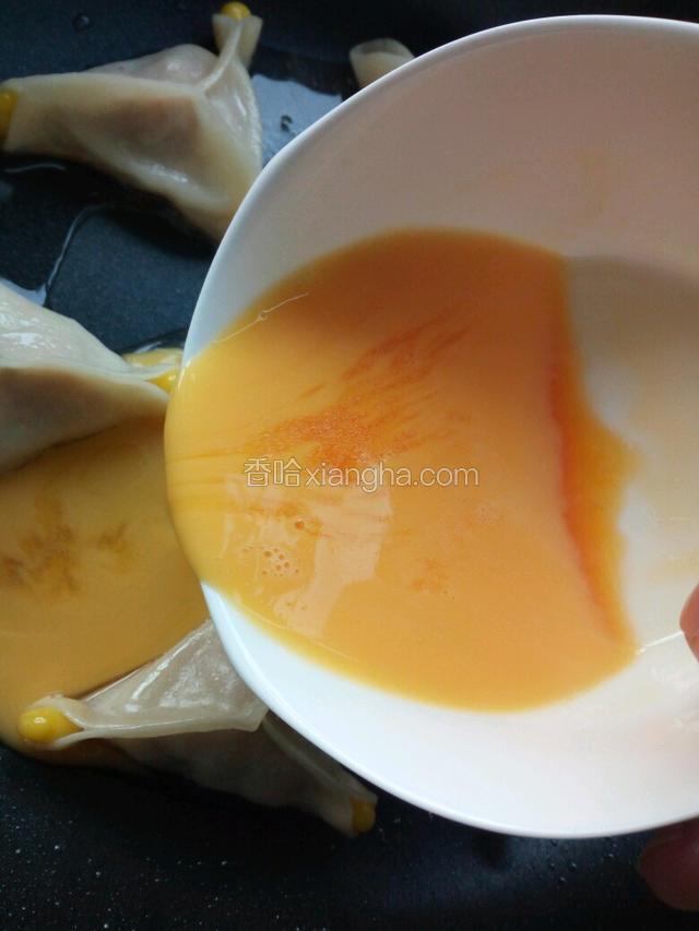 水分差不多煮干时，往中间倒入鸡蛋液，左右晃动摊平，改中小火煮至凝固。
