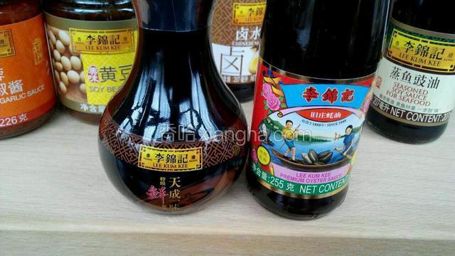 准备李锦记天成一味特级鲜酱油和李锦记旧庄蚝油。