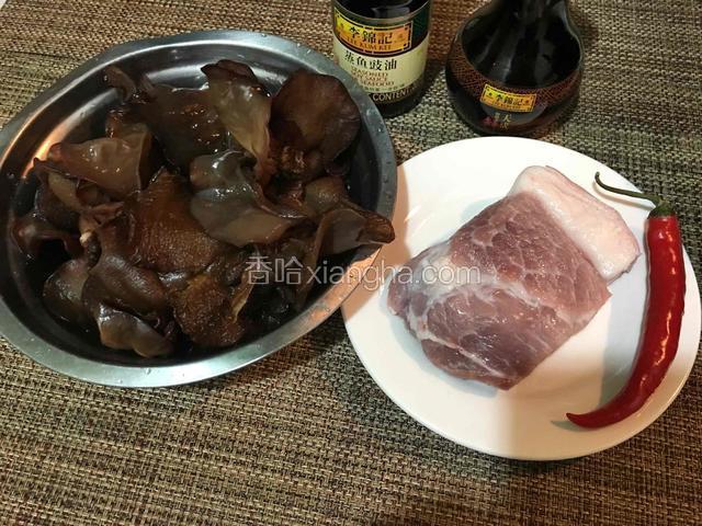 准备所需食材和李锦记蒸鱼豉油、李锦记鲜酱油