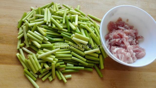 蒜薹切段，肉切片或切丝！