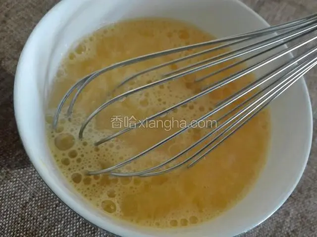 鸡蛋液加入和蛋液等量的温水，盐，继续搅拌均匀