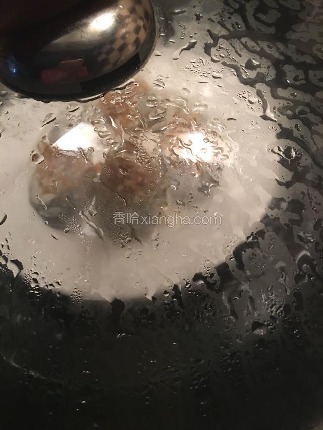 锅里烧开水，放生蚝大火蒸5分钟左右。