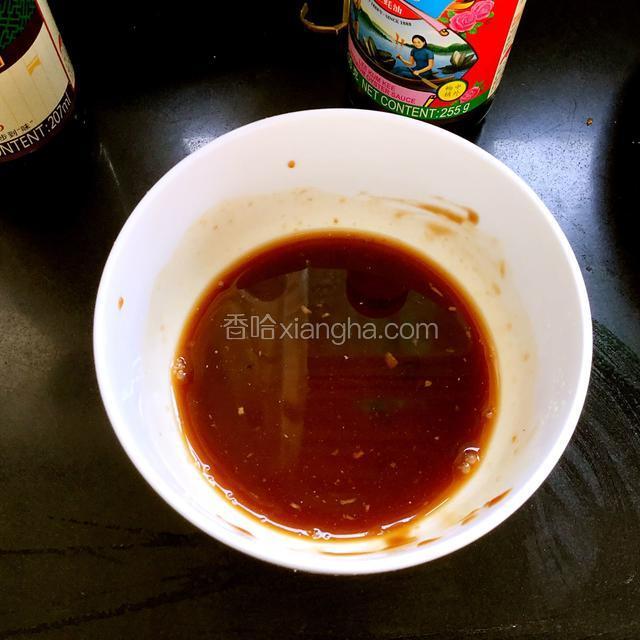加入淀粉一勺，少许清水调匀备用