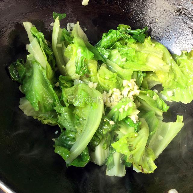 放入生菜炒约八成熟放另一半蒜蓉