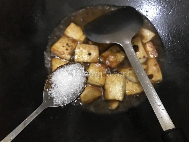 倒入煎好的豆腐放一小勺白糖和少许盐（黄豆酱是咸的，盐不要放多了）我加了一小勺李锦记天成一味特级酱油，调入少许鸡粉调味