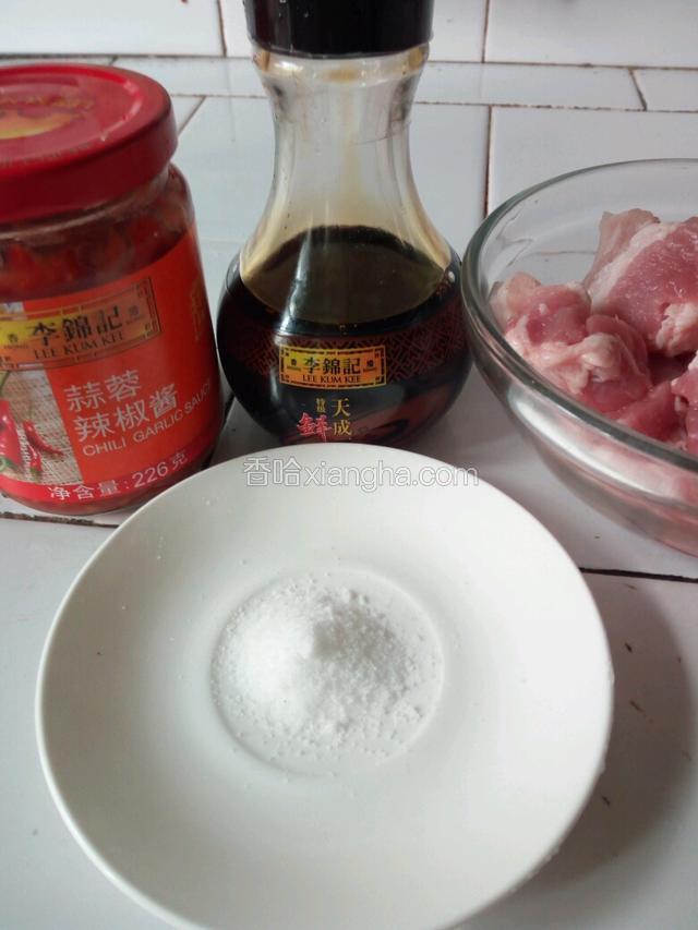 准备调料，李锦记蒜蓉酱、酱油，适量盐。