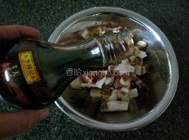 趁此15分钟间隙，洗净腊肉，切小粒或小条状，加适量的李锦记鲜酱油拌均勻。