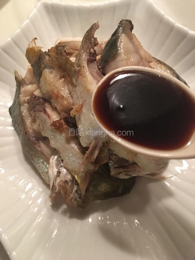 煎好的鲳鱼淋上蒸鱼豉油