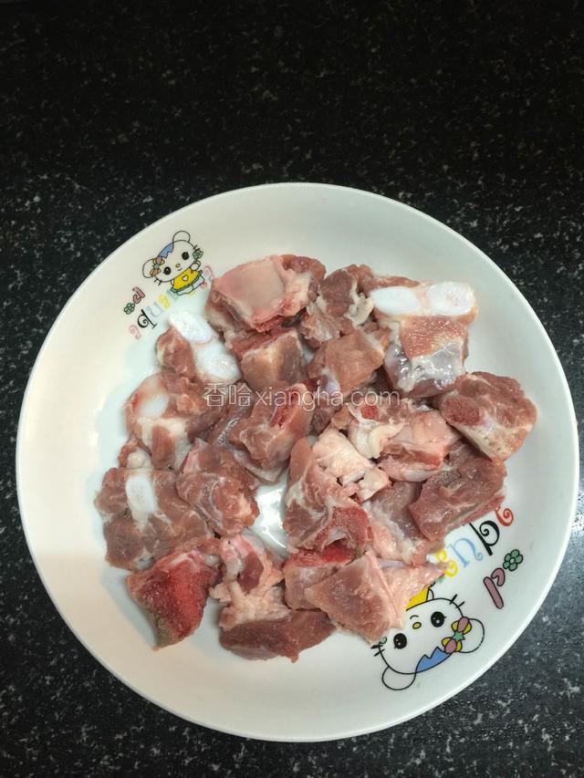 排骨洗净，泡十分钟水去血水