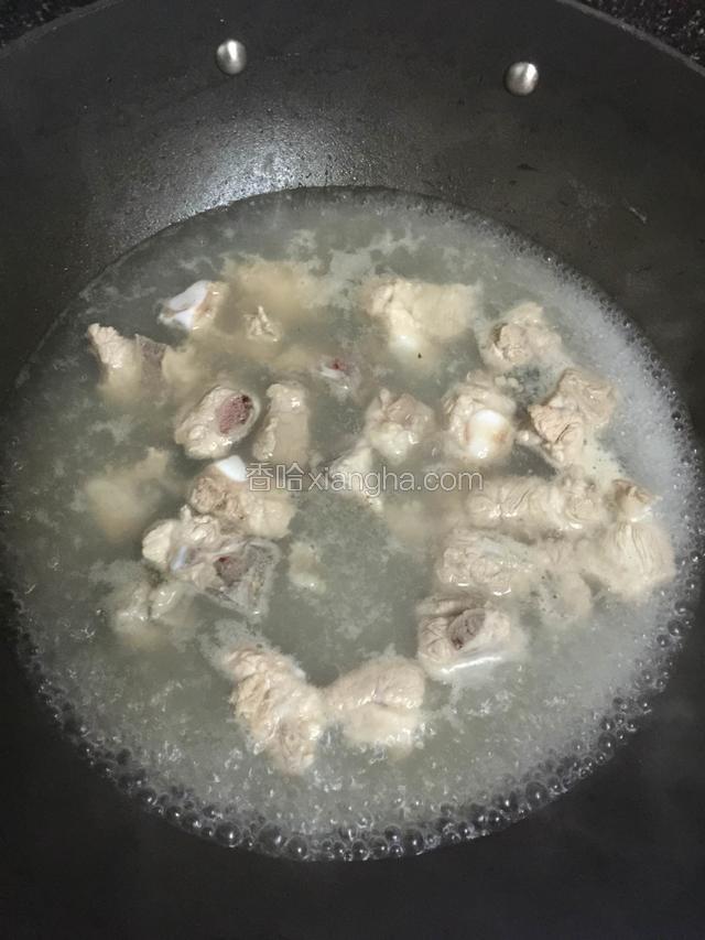 煮好开水，把排骨倒入沸水，再用清水洗净备用