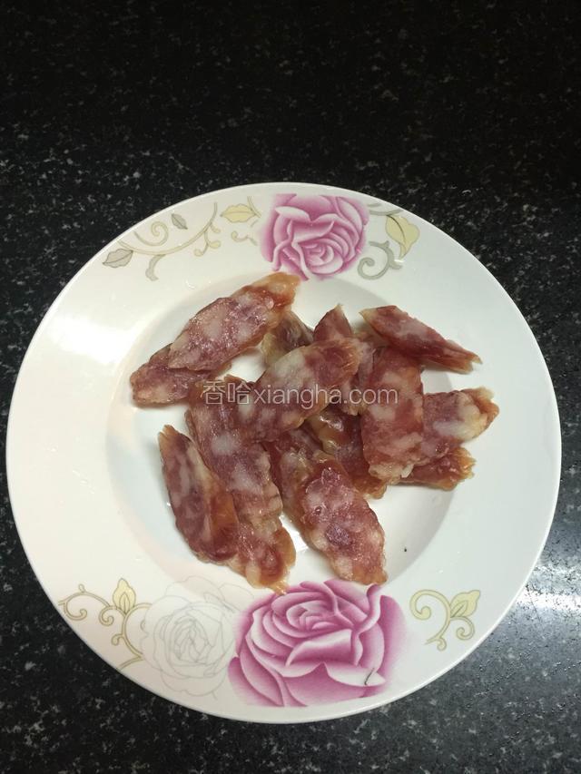 腊肠洗净切片备用