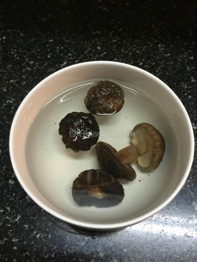 香菇提前泡软，洗好切片