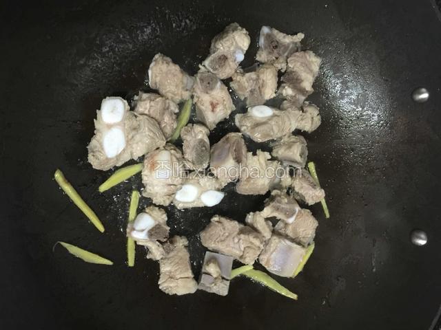 锅里热好油，放入姜丝再倒入排骨放适量盐翻炒