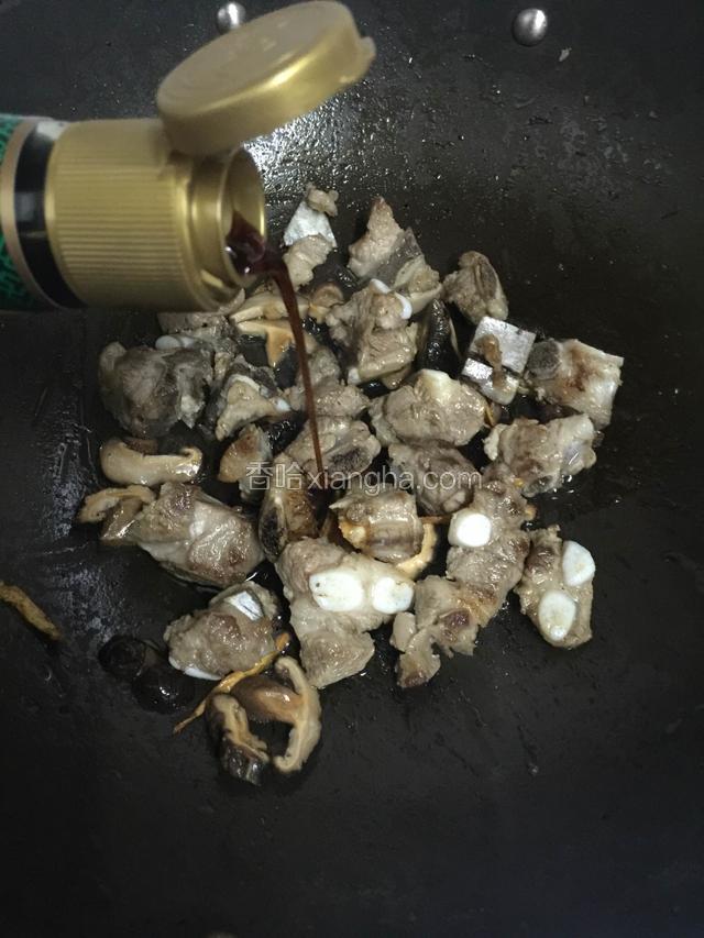 炒至外表有点煎再把香菇放入翻炒半分钟，倒入适量李锦记蒸鱼豉油