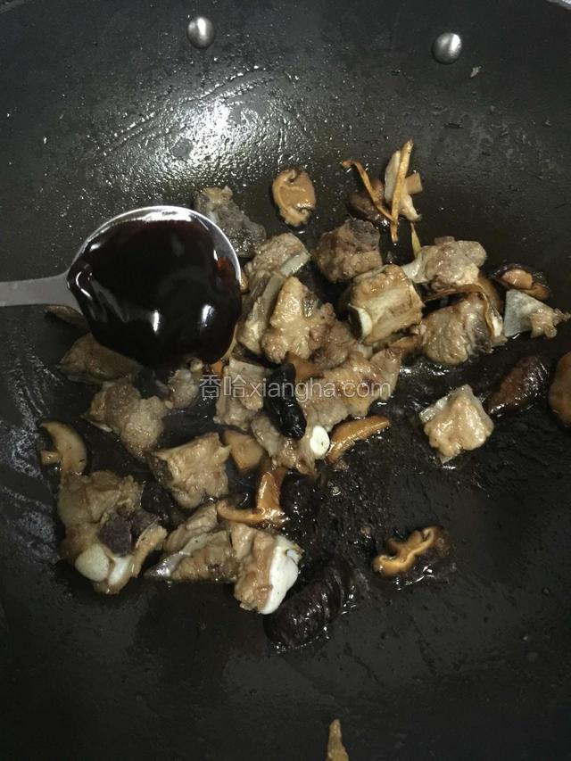 再倒入一大勺李锦记旧庄好油翻炒均匀关火即可
