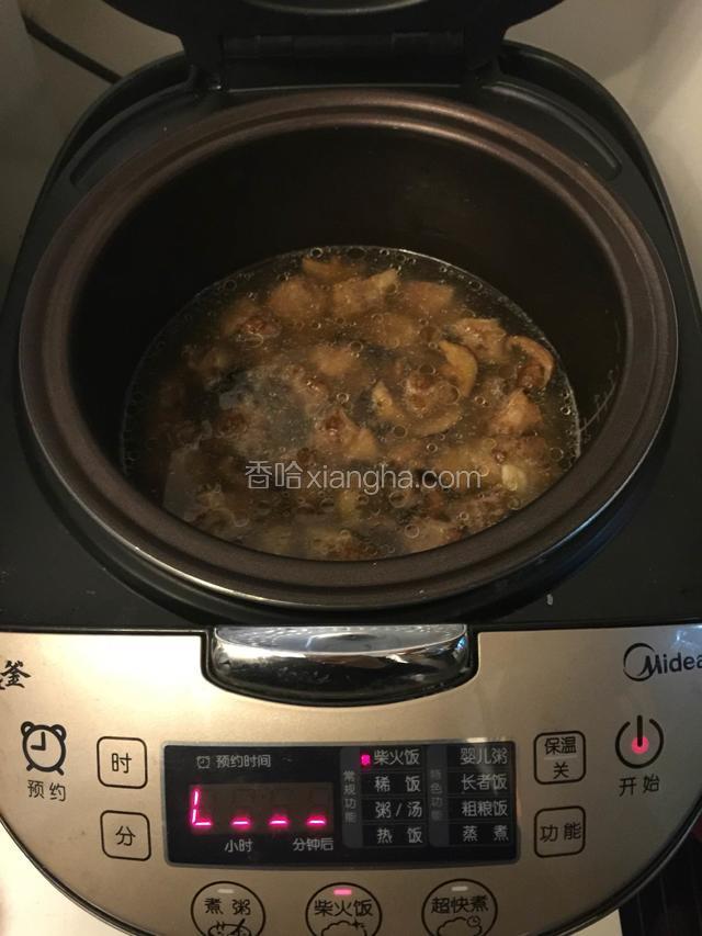 把炒好的排骨放入电饭锅里，按下煮饭键