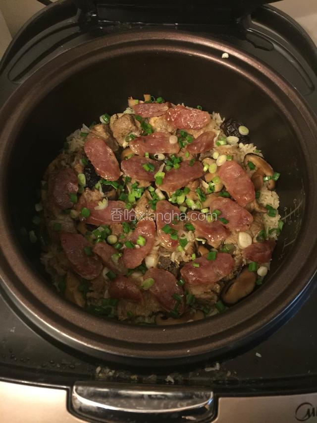 电饭锅跳闸后把葱花撒饭的上面，再按超快煮键再闷5五分就可以啦