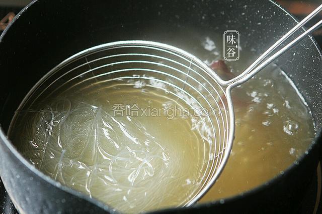 粉丝下锅沸水浸泡五秒钟就可以捞上来了，捞起来后用凉开水泡着备用。