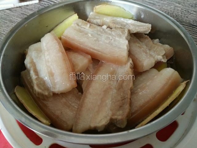 找一个蒸碗，底部铺姜片，再放肉片，适量再放几片姜就可以上锅蒸了，开水上锅蒸20分钟