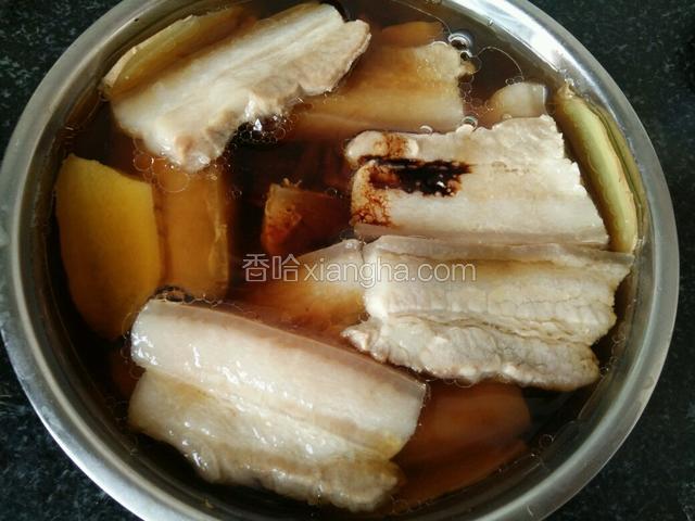 卤水汁趁热倒进蒸肉碗里，正好沫过肉片就可以，适量加一滴老抽提一下色，2个小时后就很入味了