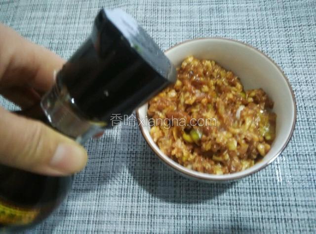 肉馅放葱花，鲜酱油，顺一个方向搅拌上劲