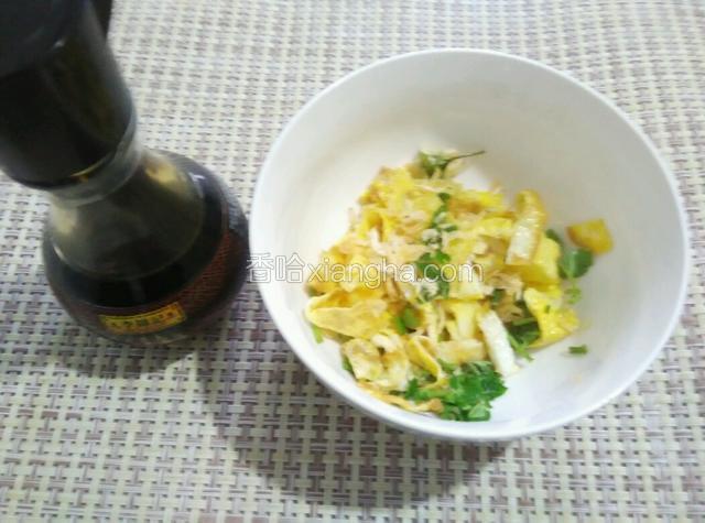 碗中放入香菜虾皮，鸡蛋饼，倒入一点李锦记鲜酱油和适量香油