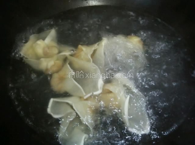 馄炖下锅煮开