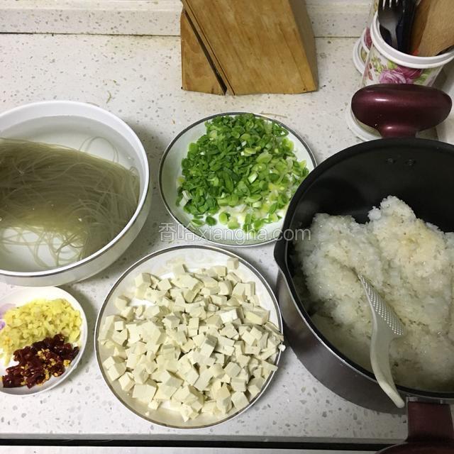 粉丝开水烫发切细段，豆腐皮温水泡软捞出控水，蒜姜辣椒切末，豆腐切小细丁，糯米煮成饭，面粉调成糊