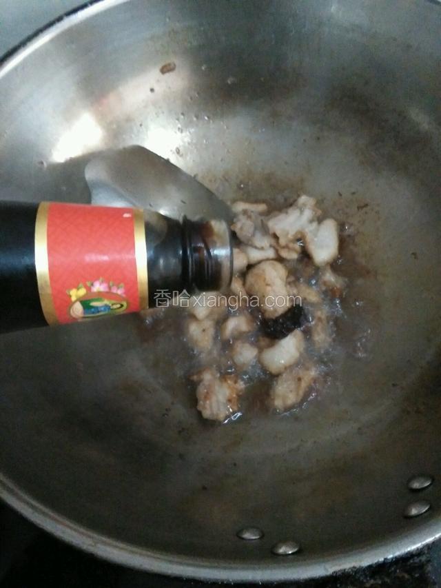 放入酱油，蚝油 豆瓣酱。