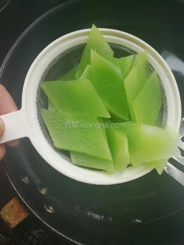 坐锅烧水，水开后下莴笋片汆半分钟左右。