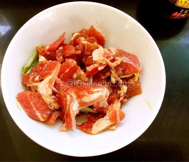 腌制羊肉，放入少许白糖提鲜，盐一勺，黑胡椒粉少许，料酒一勺，葱姜切各切丝，蒜切片，放羊肉片中拌匀，再倒入一勺食用油，再次拌匀，放置半小时。