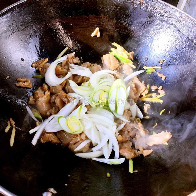 放入羊肉翻炒，见变色后，可倒入开水半碗，再次开锅，放入葱丝，翻炒即可出锅。
