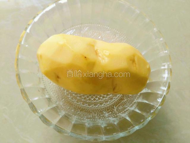 准备土豆一个，去皮洗净。