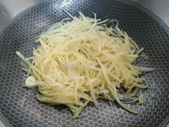 炒至土豆丝变透明状。