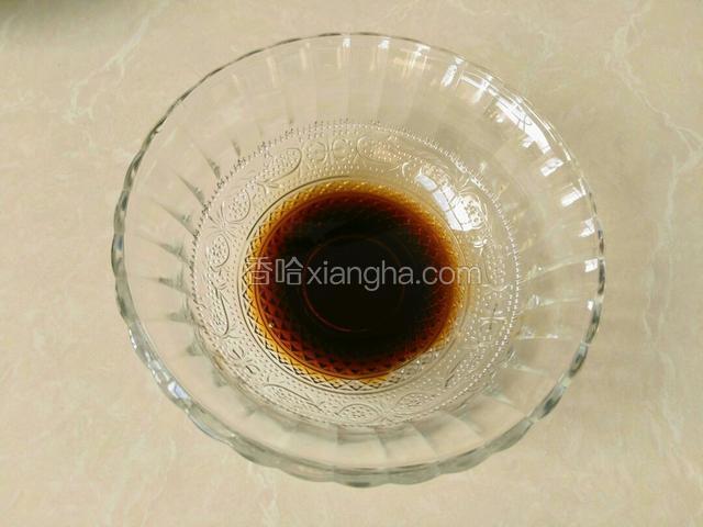 兑酱汁，一勺李锦记天成一味鲜，一勺米醋拌匀。