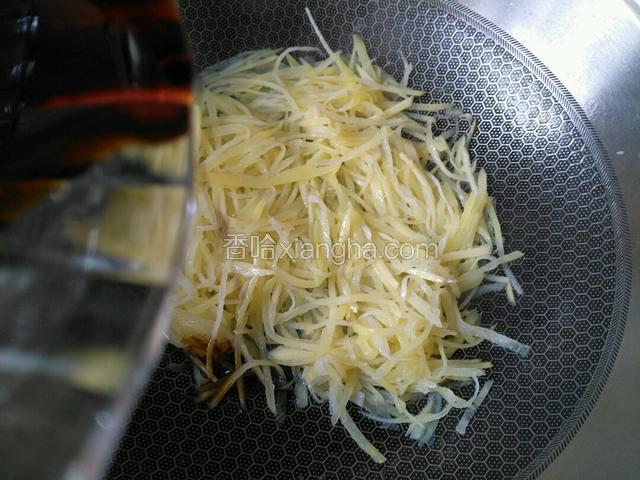 缓慢倒入锅中。