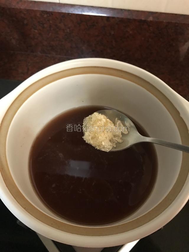 放入砂锅煮沸，加少量冰糖即可关火饮用。