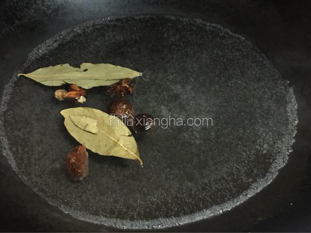 锅里放入香料煮开（香料不齐全，最好有白芷、豆蔻，花椒，陈皮，桂皮，丁香，能更好压制羊肉膻味）