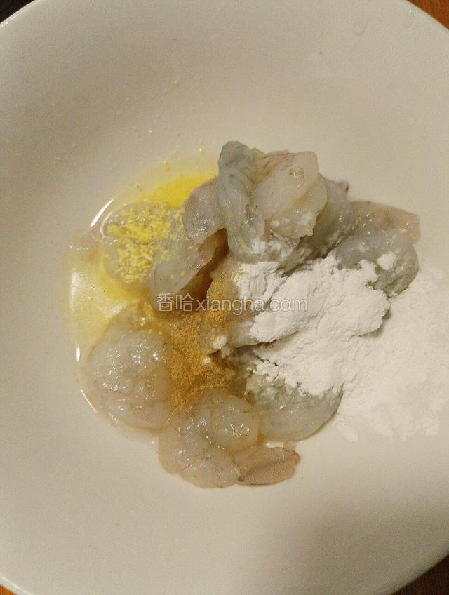 虾仁加入盐，鸡精，胡椒粉，蛋液，淀粉抓匀腌制