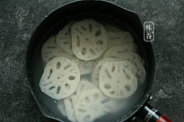 莲藕切片后，冷水下锅，水开后捞出备用。