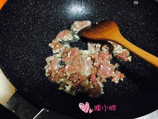 锅内入油，下入腌制好的肉片儿滑熟