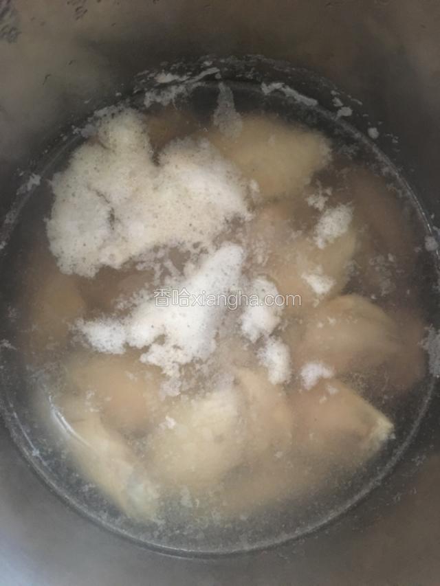 放入锅中，烧开