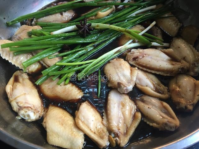 把鸡翅放入调好料的锅中，慢火煲约20分钟，关火继续在锅里焖约半小时左右