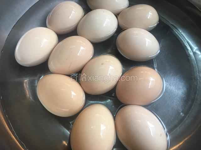 把鸡蛋放入冷水中煮熟
