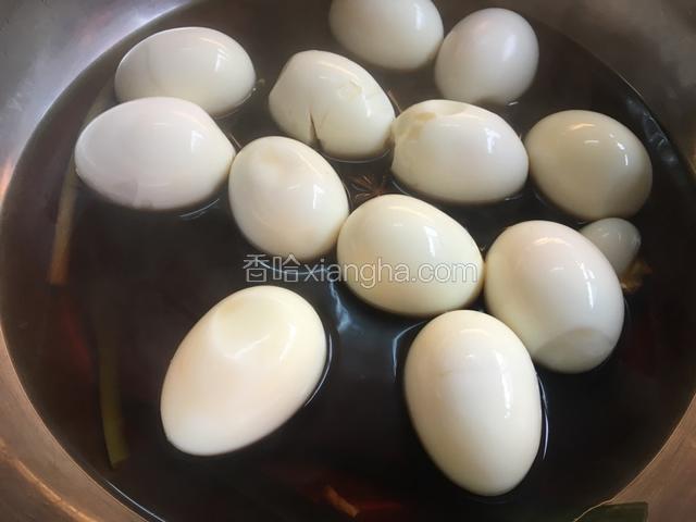 把脱壳的鸡蛋放入锅中慢火煲约十分钟，关火继续焖约半小时