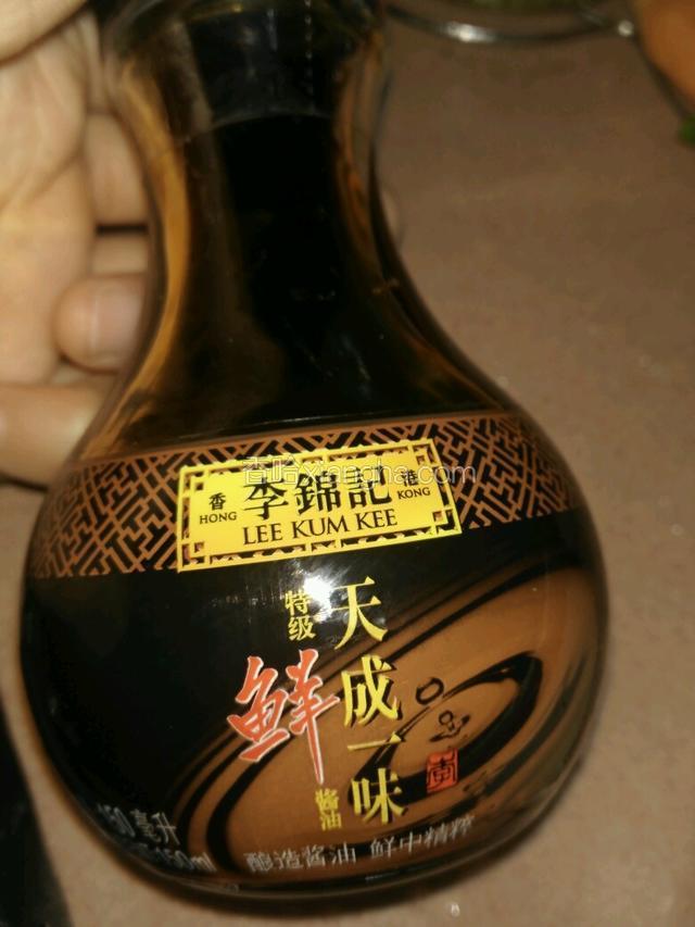 倒入适量李锦记酱油。