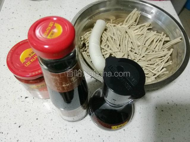 首先准备好全部食材；