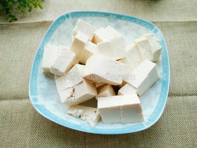 豆腐切大小均匀的块。