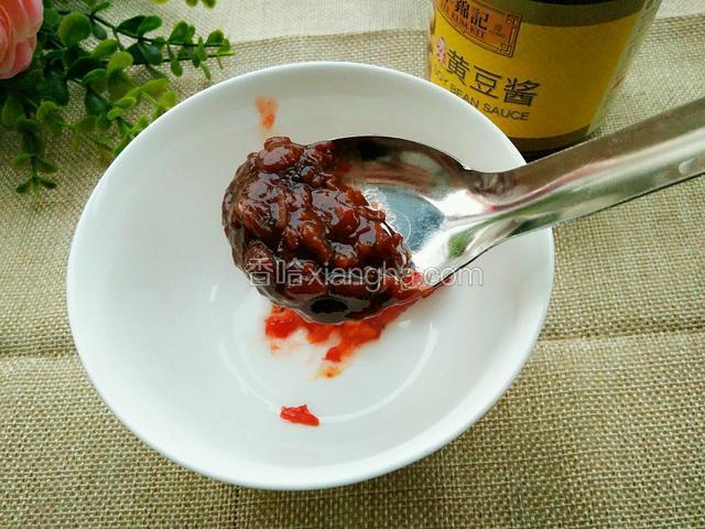然后放入李锦记黄豆酱。