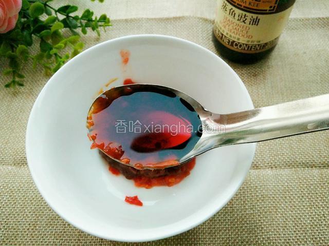 再加1勺李锦记蒸鱼豉油。